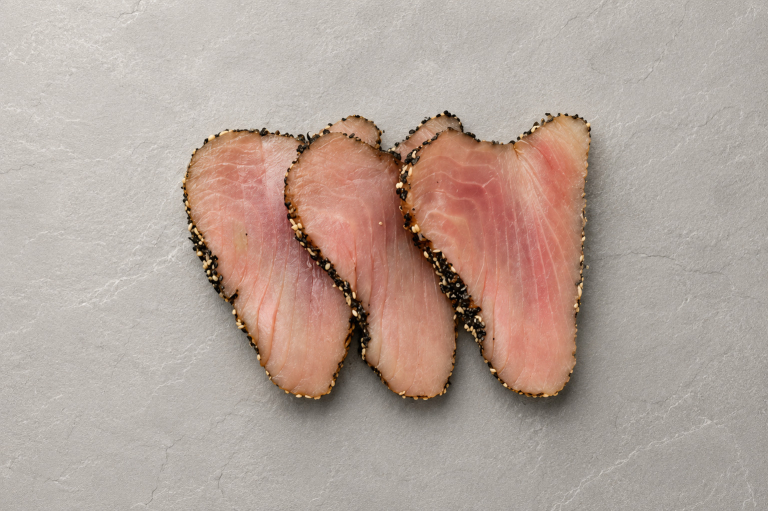 Frisch geräucherter Thunfisch. Jetzt online bestellen und zu Hause genießen